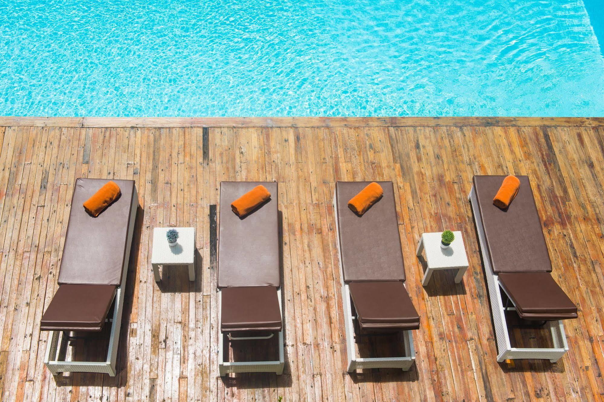 Tetris Hotel Ao Nang Exterior photo